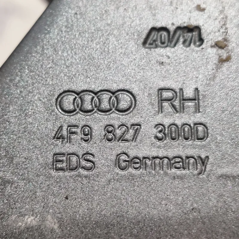 Петля багажника Audi A6 C6 (04-11) 2.0 TDI Пр OEM 4F9827300D