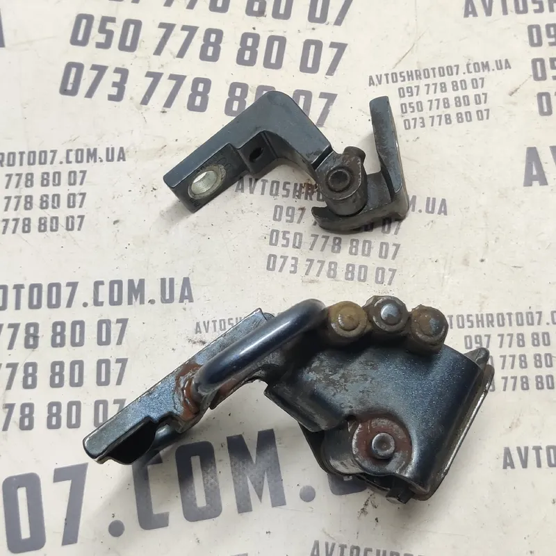 Дверна завіса Audi A6 C6 04-11 2.0 TDI задня пр. 8E0831412E