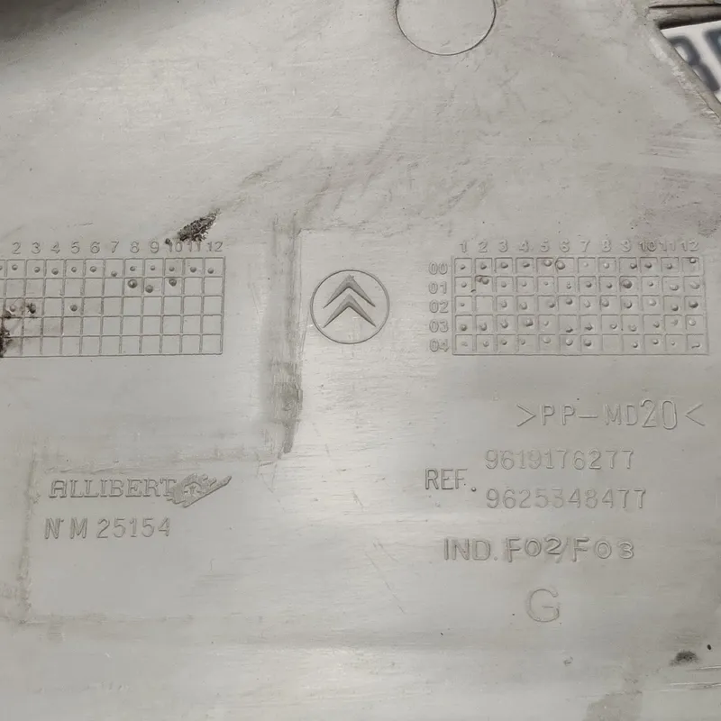 Накладка Peugeot Partner 1 96-08 1.4 Ліва OEM 9619176277