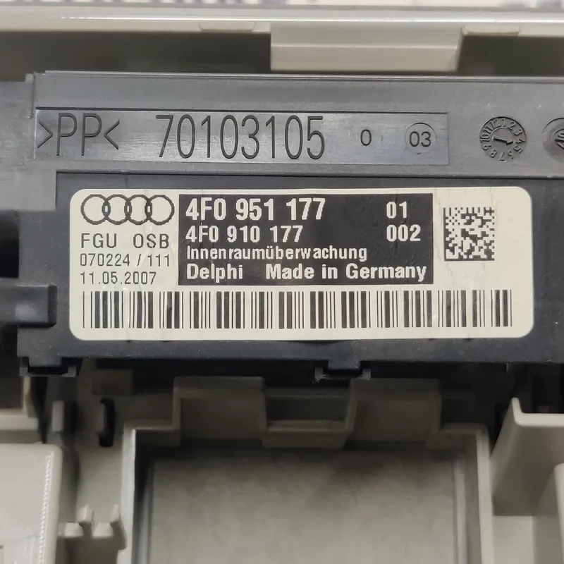 Плафон Audi A6 C6 (04-11) 2.0 TDI передній OEM 4F0951177