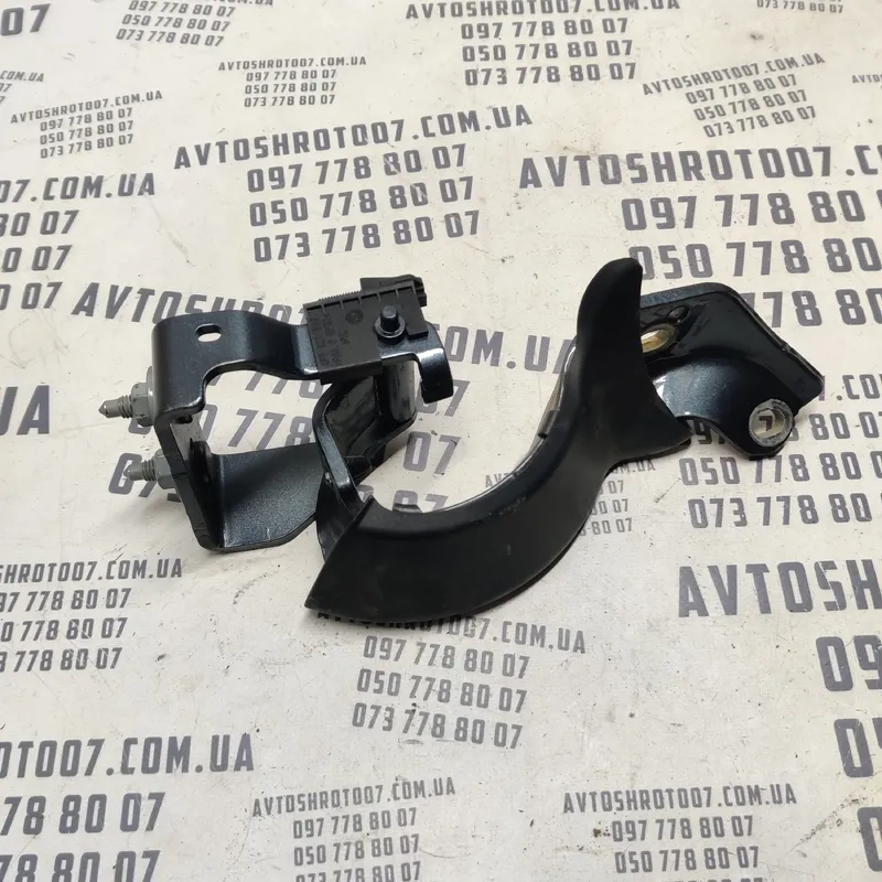 Петля багажника Audi A6 C6 (04-11) 2.0 TDI Пр OEM 4F9827300D