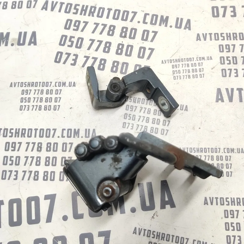 Завіса Audi A6 C6 (04-11) 2.0 TDI задня ліва OEM 8e0831411e