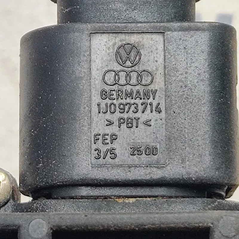 Замок дверей VW Bora (98-05) 1.9 TDI пер. пр. OEM 1j0973714
