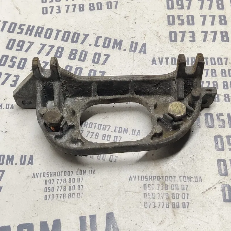 Кронштейн подушки Dacia Logan (04-12) 1.6 OEM 8200216113