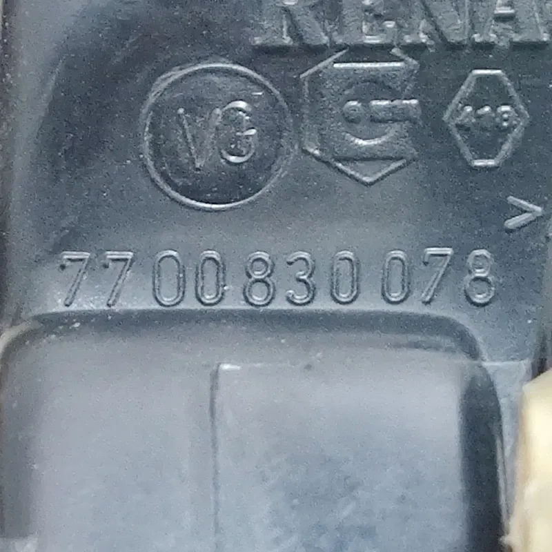 Дверна ручка Dacia Logan (04-12) 1.6 ліва OEM 7700830078