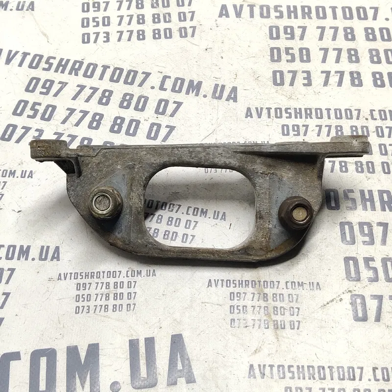 Кронштейн подушки Dacia Logan (04-12) 1.6 OEM 8200216113