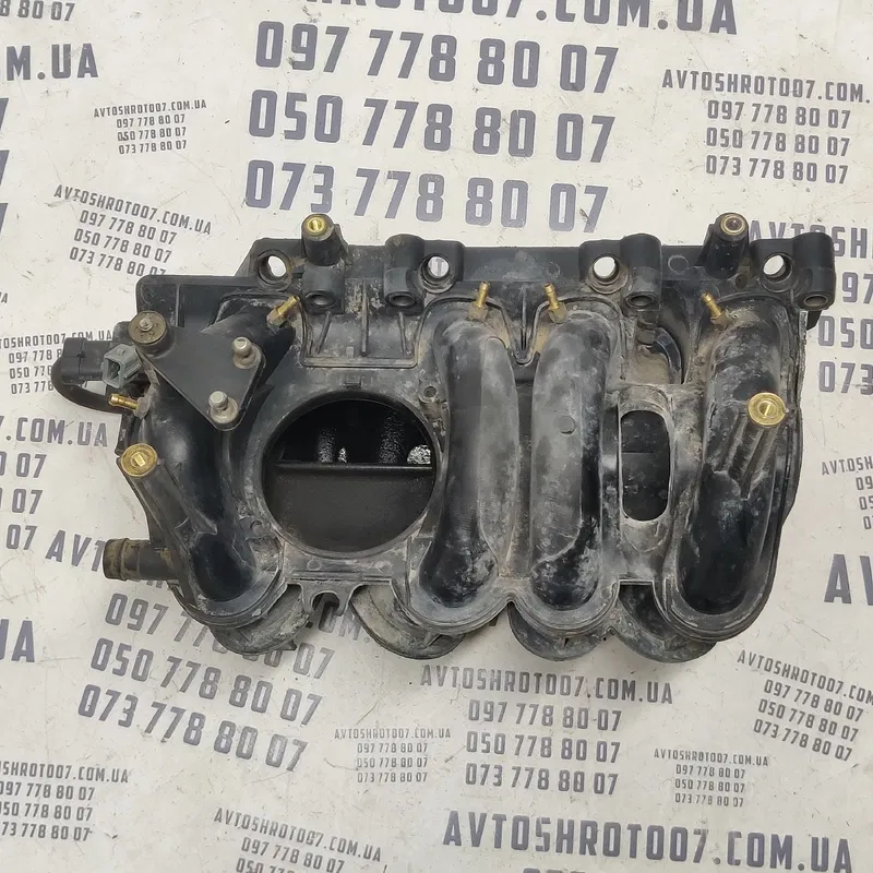 Впускний колектор Dacia Logan 04-12 1.6 Бензин 7700273860