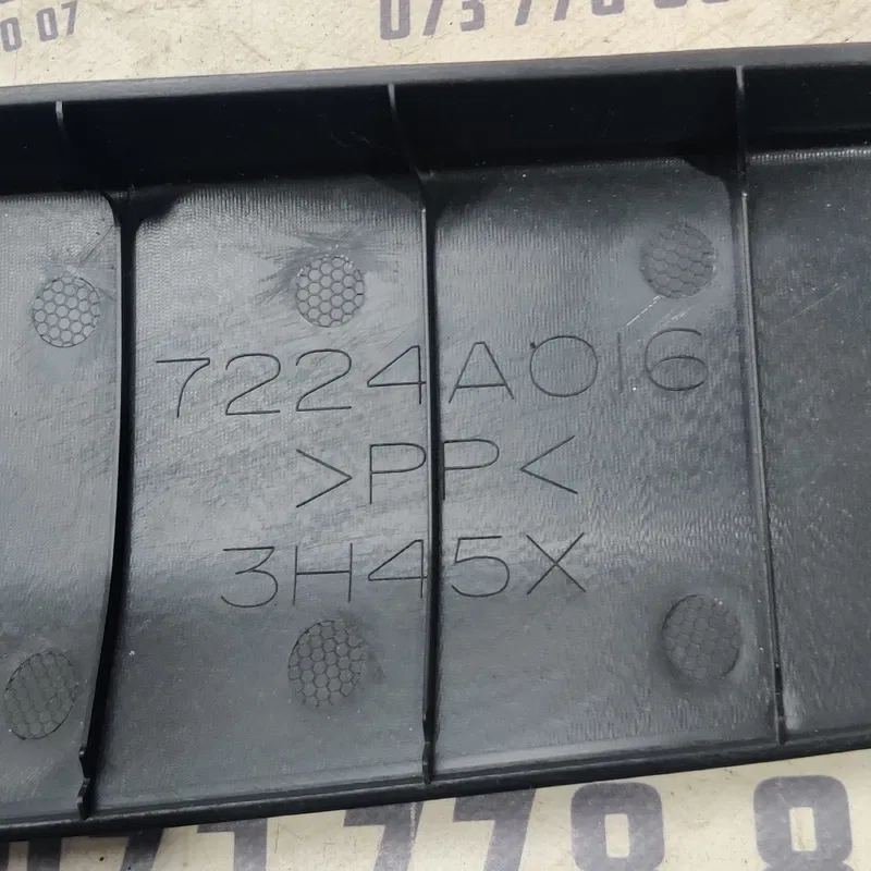 Пластик багажника Mitsubishi Outlander XL 06-12 2.0D верхній