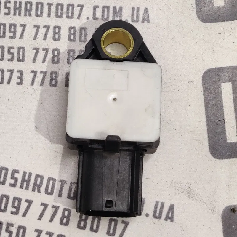 Датчик удару Mitsubishi Outlander XL 06-12 2.0 Diesel правий