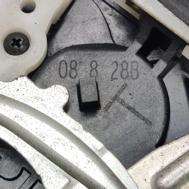 Замок Mitsubishi Outlander XL 06-12 2.0D зад.пр. OEM 08828b