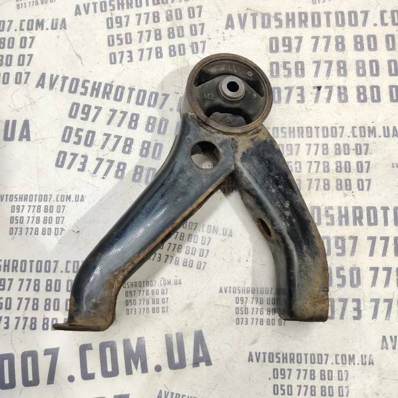 Подушка двигуна Mitsubishi Outlander XL 06-12 2.0D mn184059