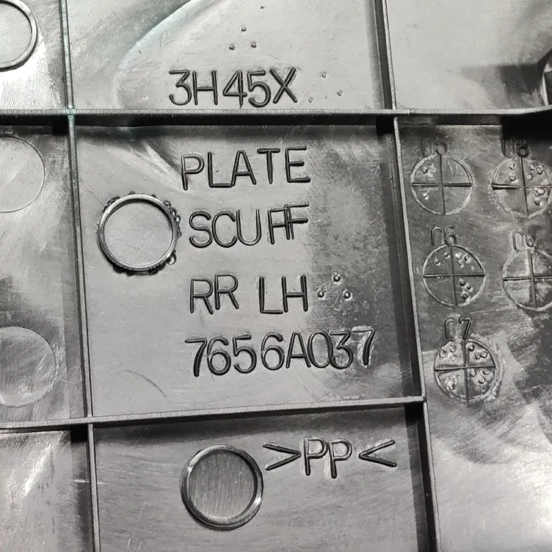 Накладка Mitsubishi Outlander XL 06-12 2.0D Лів OEM 7656a037