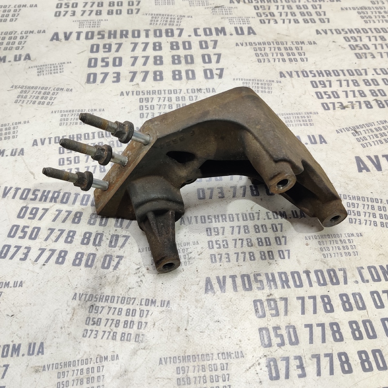 Кронштейн двигуна Mitsubishi Outlander XL (06-12) 2.0 Дизель