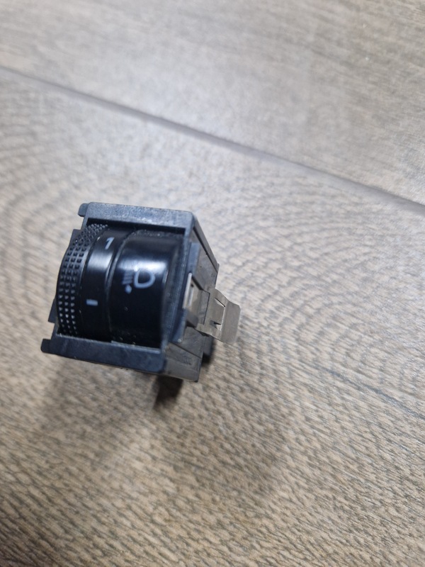 Кнопка коректора фар Skoda Octavia (96-10) 1.6 1U0941333C