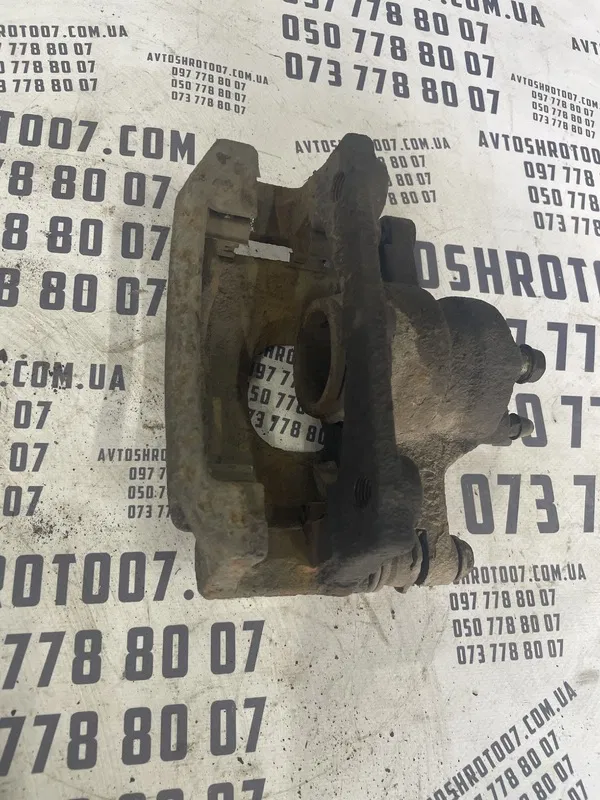 Супорт Citroen C1 (05-14) 1.0 Benz перед. правий OEM 4401G9