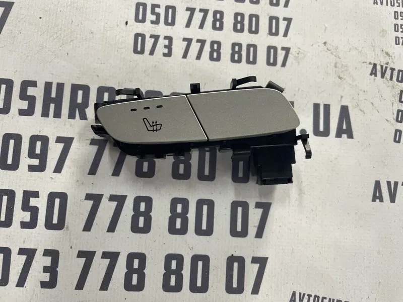 Кнопка обігріву Mercedes W205 (14-21) пер. ліва A2139057302