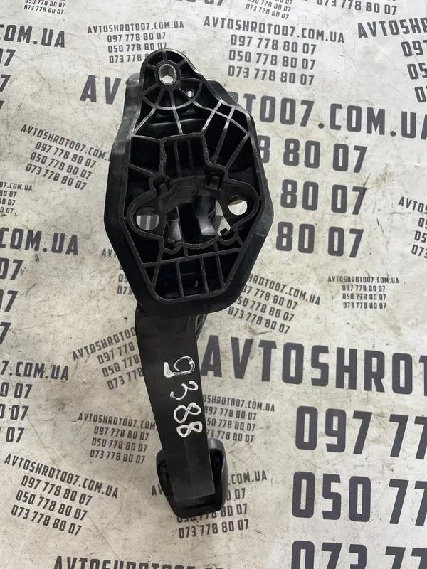 Педаль щеплення Skoda Rapid (12-19) OEM 6C1721059F