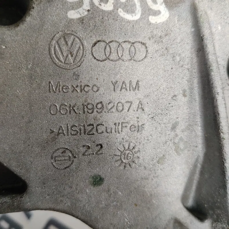Кронштейн подушки двигуна Passat B8 USA 11-19 1.8 06K199207A