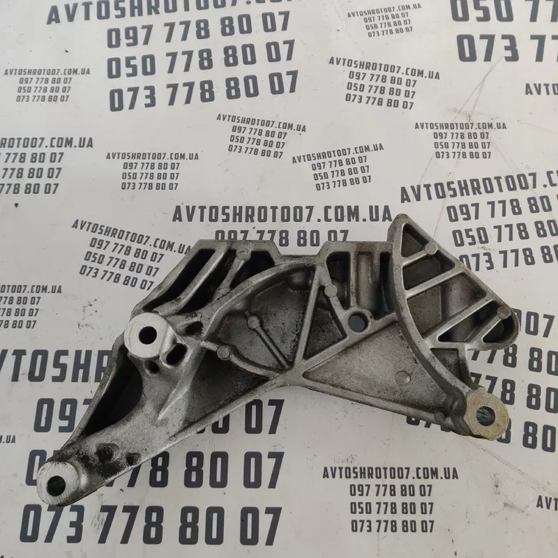 Кронштейн подушки двигуна Passat B8 USA 11-19 1.8 06K199207A