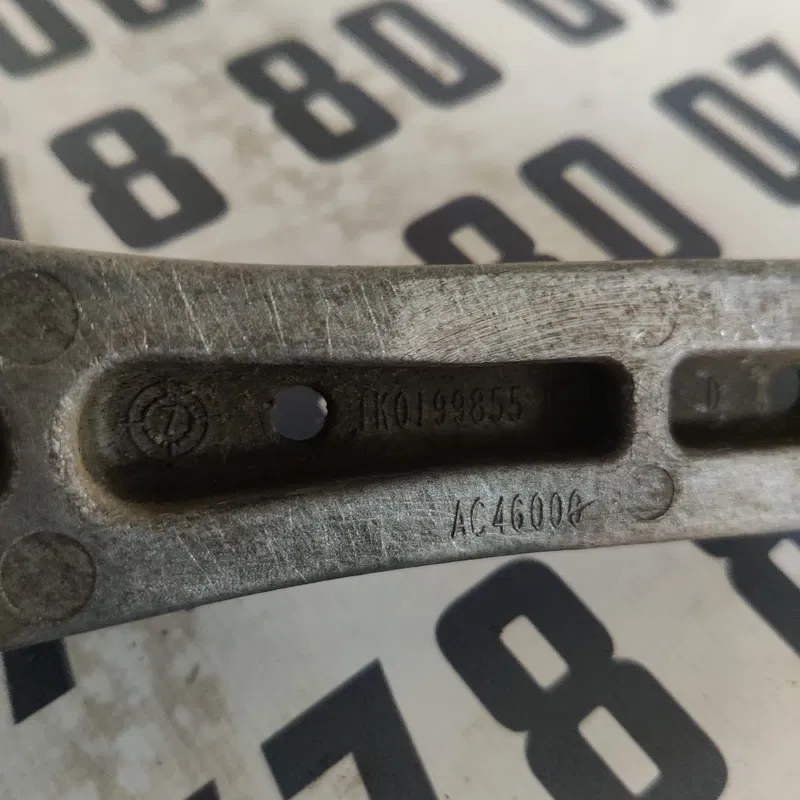 Кронштейн КПП VW Passat B8 USA 2016 1.8 зад OEM 1K0199855BB