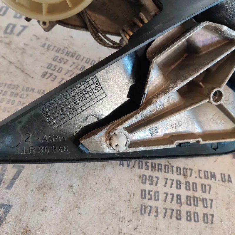 Кронштейн дзеркала VW Golf 4 (97-06) права OEM 057276