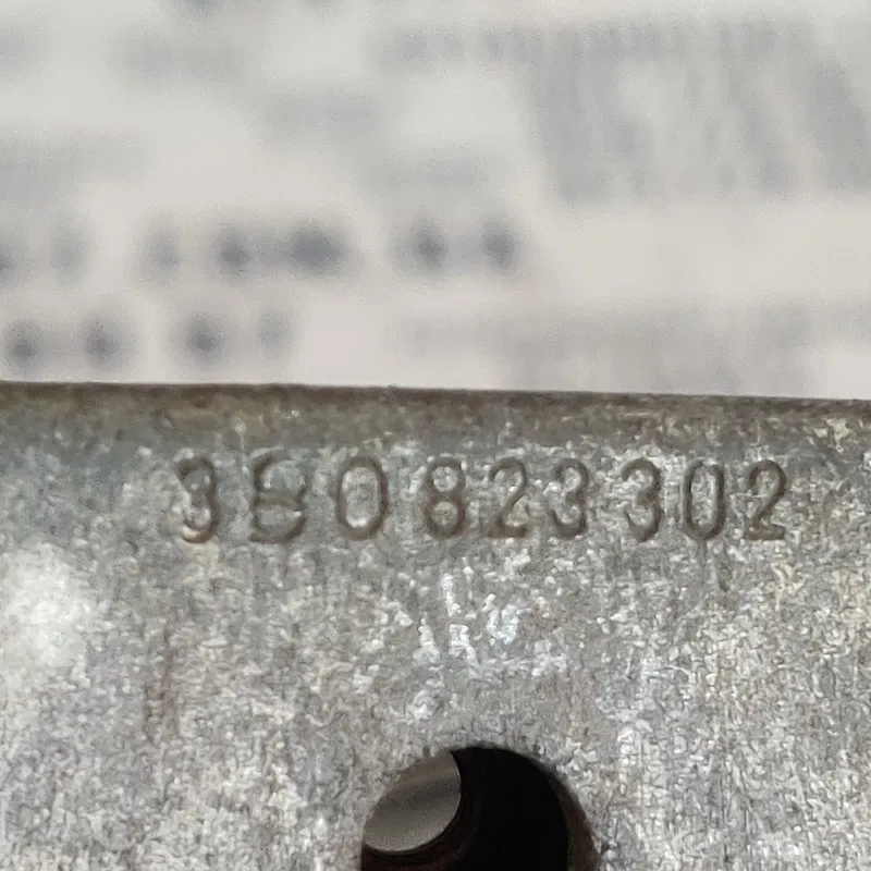 Петля капоту VW Passat B5 (96-05) права OEM 3b0823302