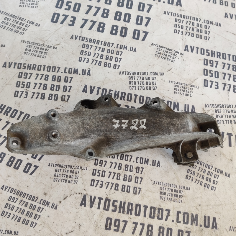 Кронштейн подушки двигуна BMW E36 316i 1.6 ліва OEM 1137015