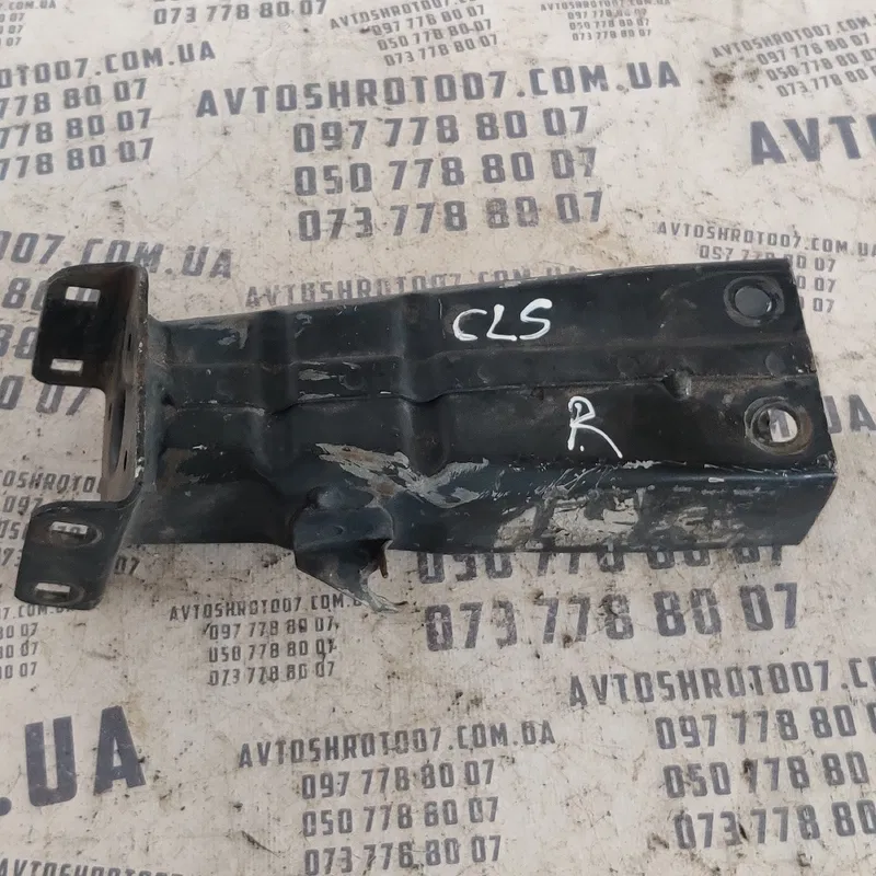 Кронштейн бампера MB CLS W219 04-10 перед. пр. OEM 130770000