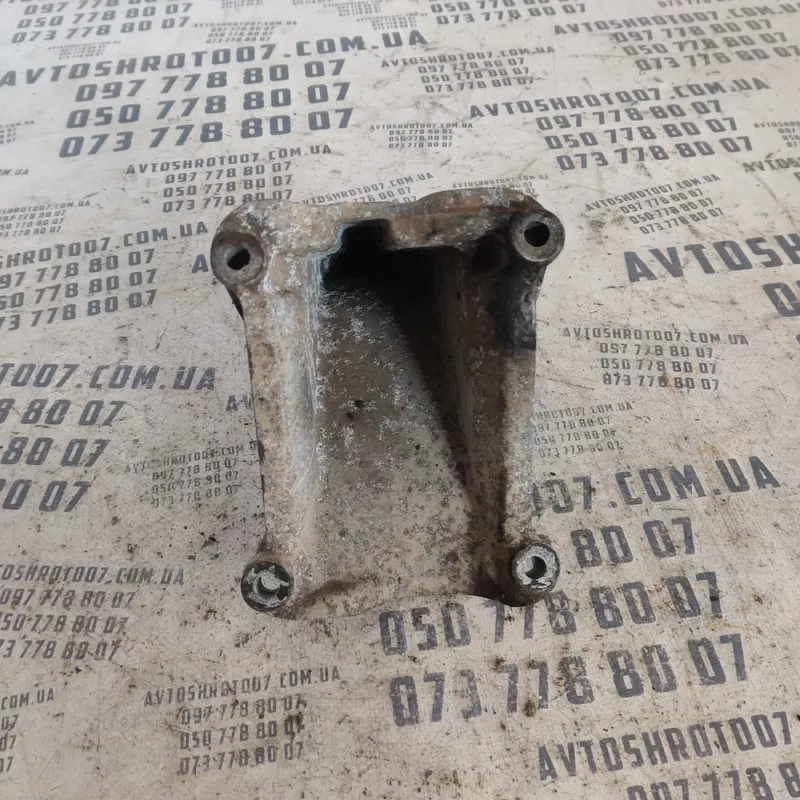 Кронштейн двигуна VW Passat B3 (88-93) правий OEM 357199354