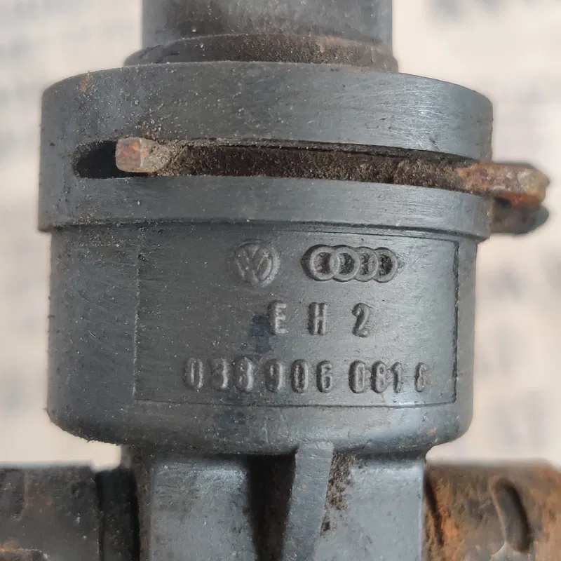 Клапан вакуумний Audi A8 D2 (94-02) 389060818