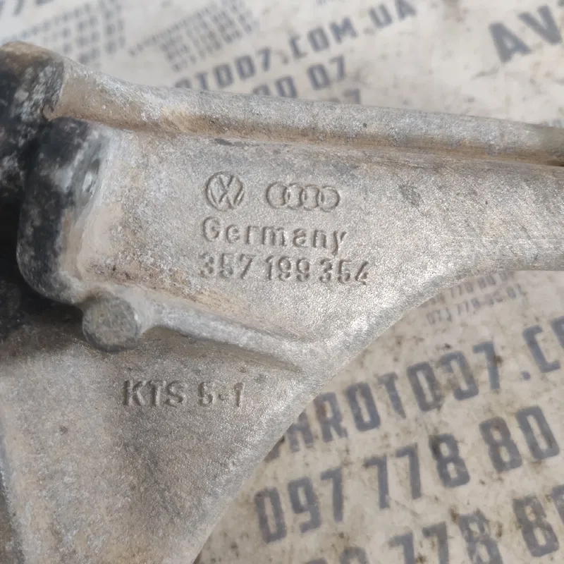 Кронштейн двигуна VW Passat B3 (88-93) правий OEM 357199354