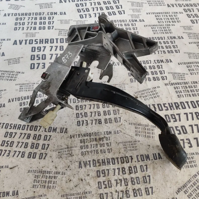 Педаль тормозу Volkswagen Passat B5 (96-05) OEM 8d1721117k