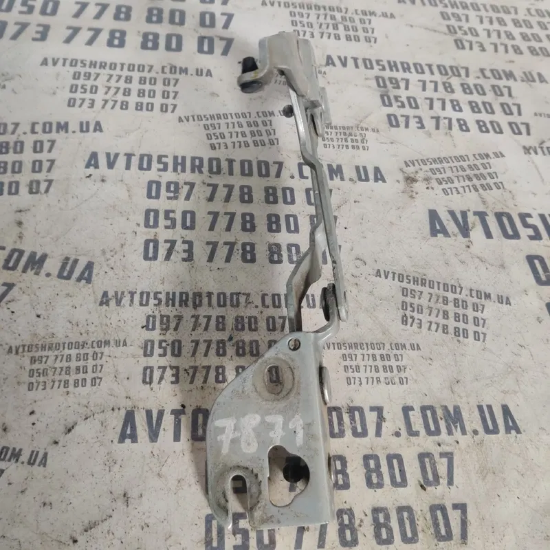 Петля капоту Volkswagen Passat B5 (96-05) права 8D5827302C