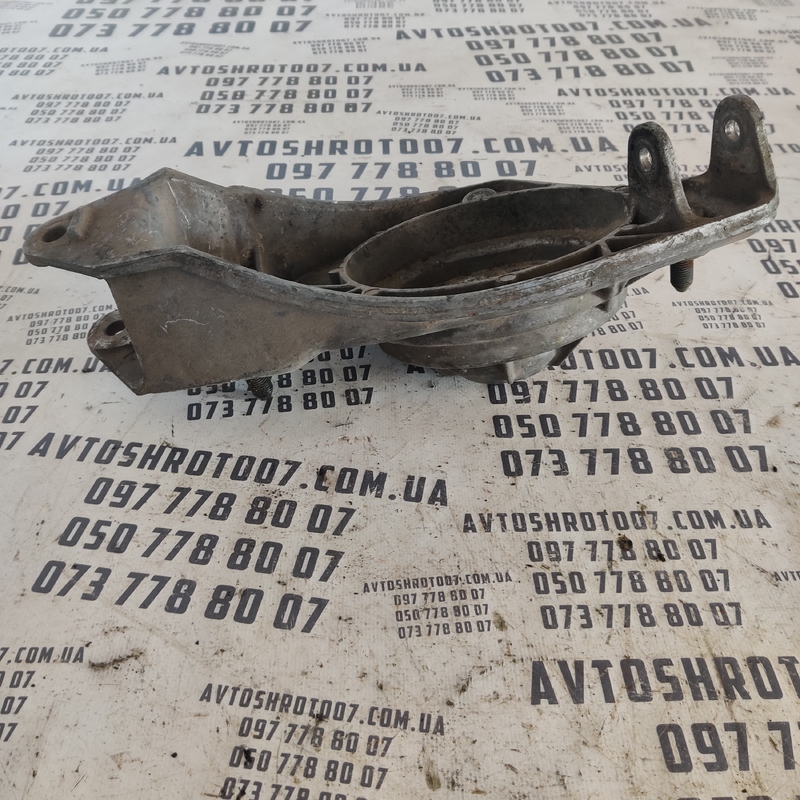 Опора амортизатора Audi A8 D2 OEM 923f1