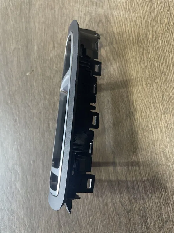 Накладка салону Mercedes C W205 (14-21) ліва OEM a2057200548