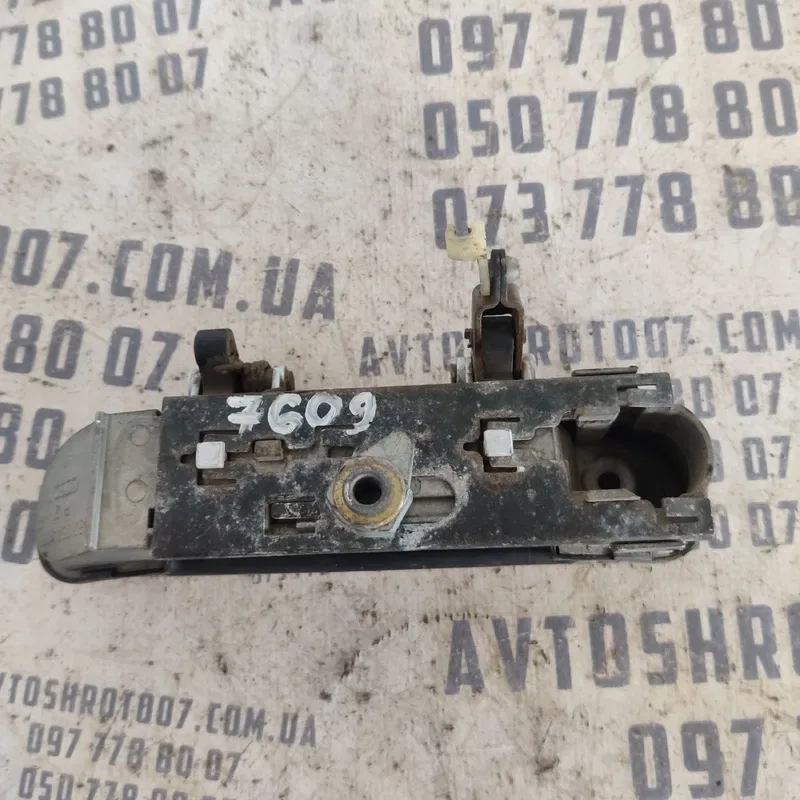 Ручка зовнішня Audi A6 C5 (97-05) перед. права OEM 4b2837886
