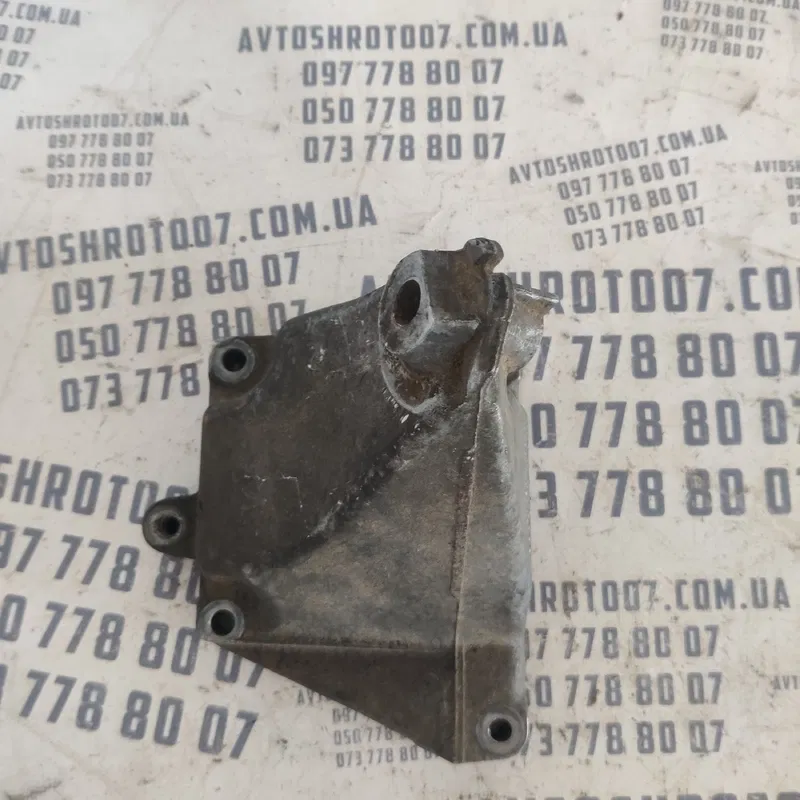 Кронштейн двигуна Mercedes W211 02-09 правий OEM a2722231604
