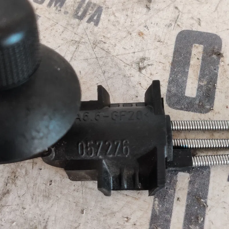 Кронштейн дзеркала VW Golf 4 (97-06) права OEM 057276