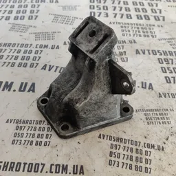 Кронштейн подушки двигуна VW Passat B5 правий OEM 4b0199308