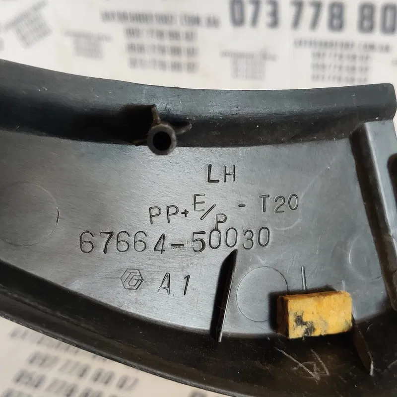 Накладка двері передня ліва Lexus LS 430 (00-06) 6766450030