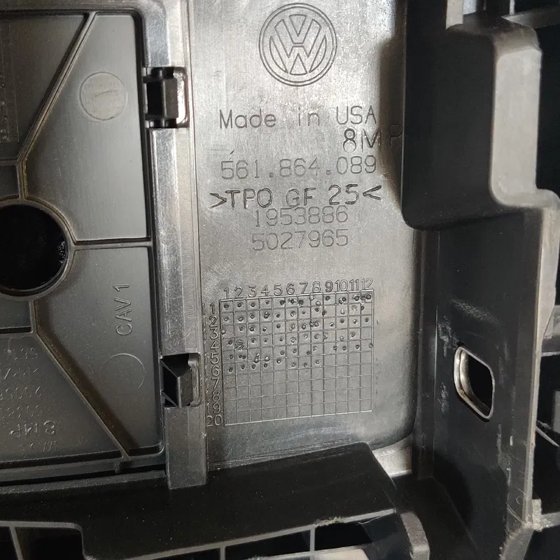 Підлокітник Volkswagen Passat B8 USA 561864089