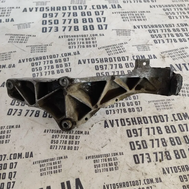 Кронштейн подушки двигуна BMW 316i E36 90-00 1.6 OEM 1137015