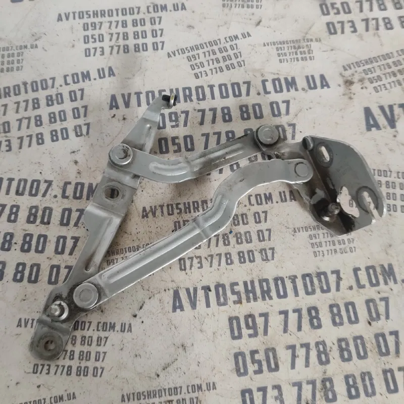 Петля капоту Volkswagen Passat B5 (96-05) права 8D5827302C