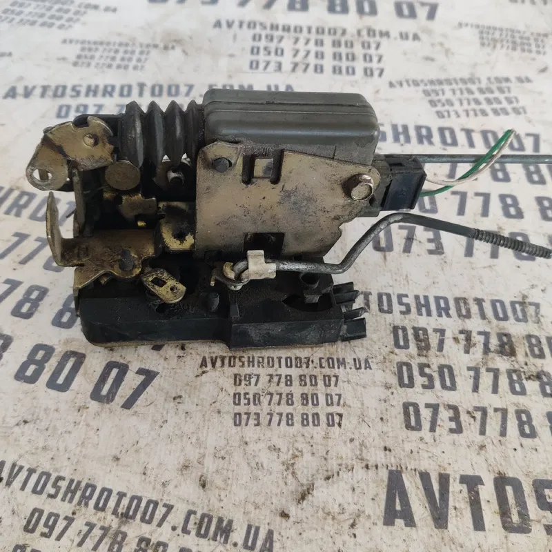Замок дверей Renault Scenic 1 96-03 перед. прав. OEM 230697a