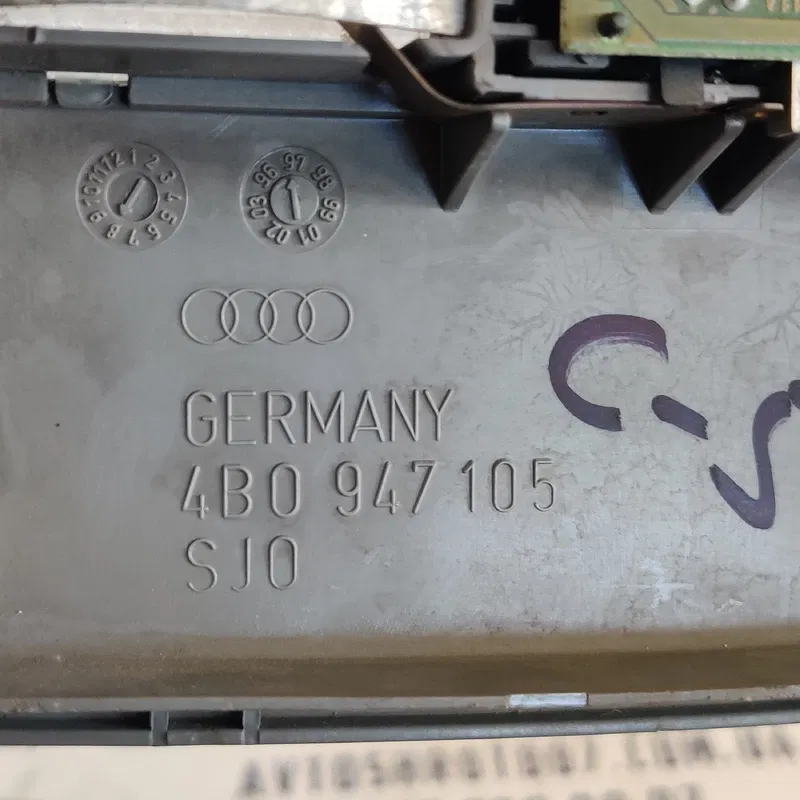 Плафон підсвітки Audi A6 C5 (97-04) передній OEM 4b0947105