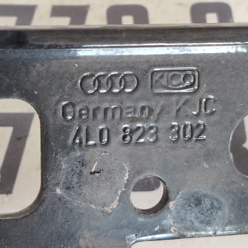 Петля капоту Audi Q7 4L (05-15) 3.6 бенз права OEM 4L0823302