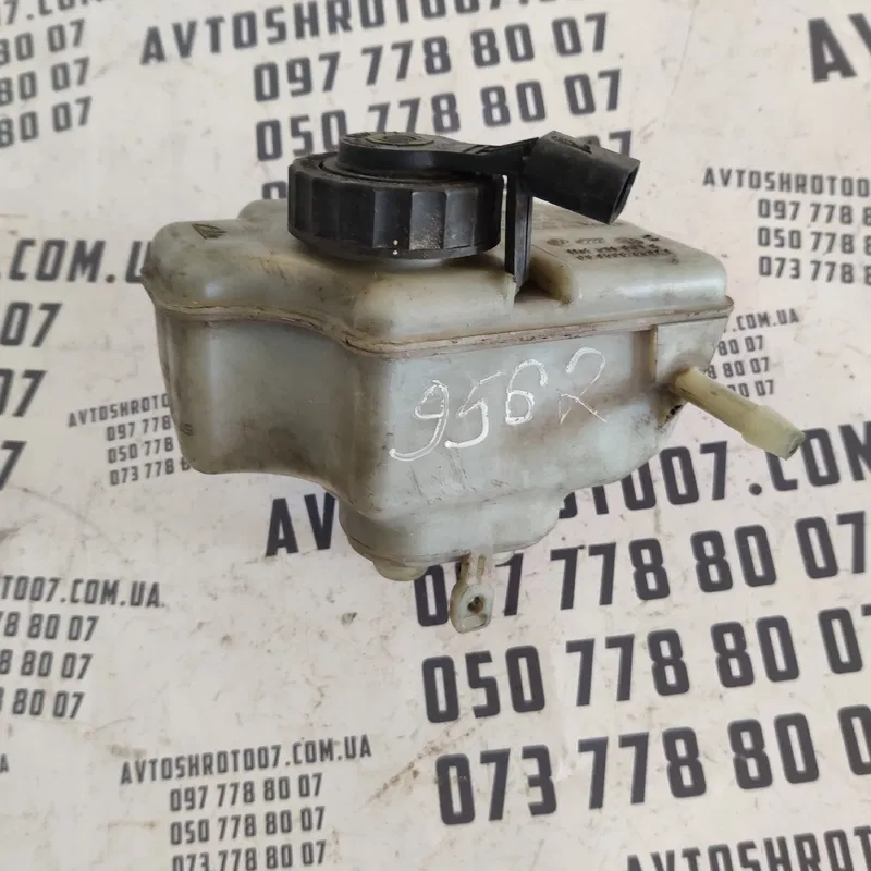 Бачок гальмівного циліндра VW Jetta (10-18) OEM 1K1611301C