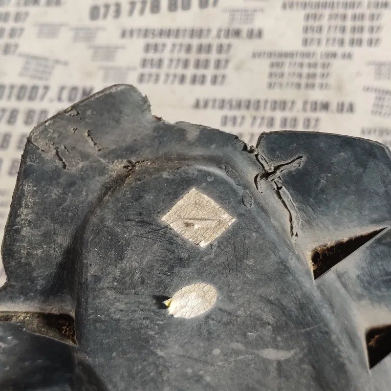 Підкрилок VW Passat B8 USA 16-19 перед. прав. OEM 561805912f