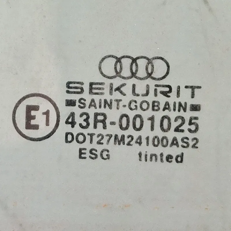 Скло дверей Audi 80 B3 переднє праве OEM 893837572