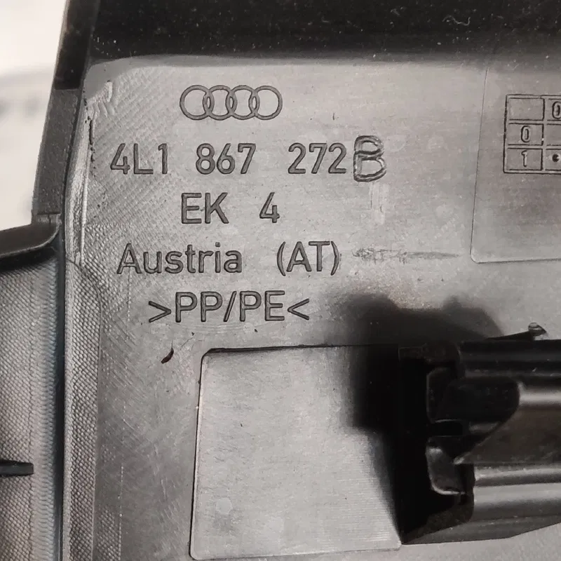 Накладка салону Audi Q7 4L (05-15) 3.6 права OEM 4L1867272B